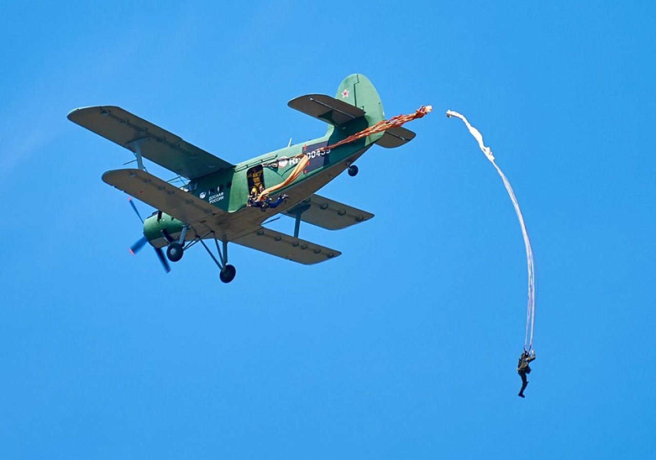 Прыжок с парашютом Д-1&#8722;5У на аэродроме под Брянском. Фото: Vladimir Zhoga / Shutterstock