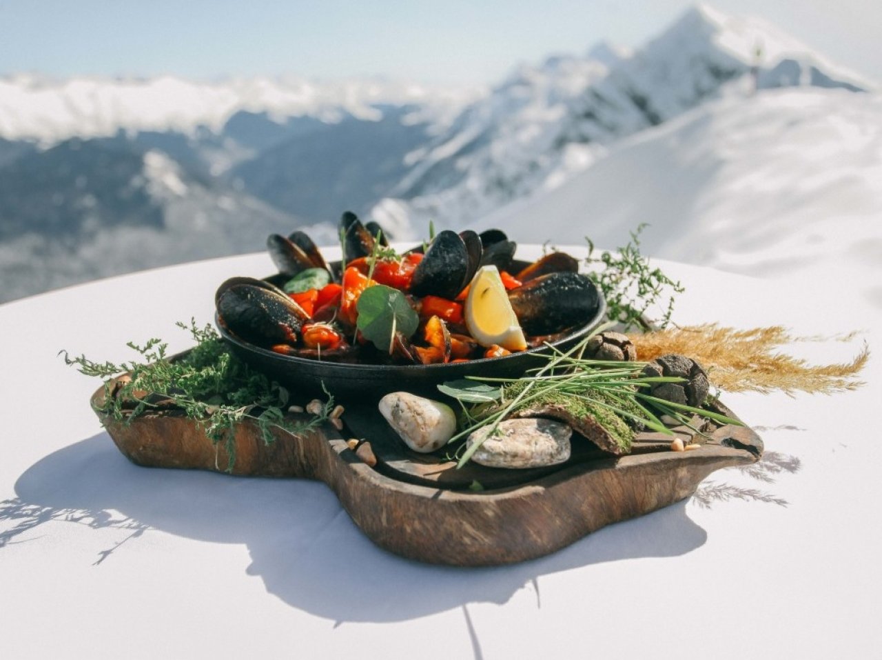 Черноморские мидии с овощами в ресторане «Высота 2320» в Сочи