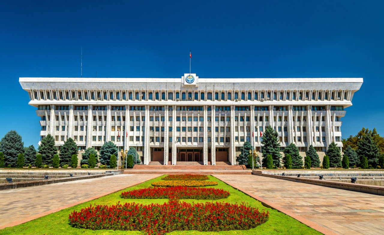 Здание парламента в Бишкеке. Фото: Leonid Andronov / Shutterstock